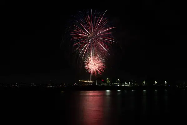 为庆祝7月4日 加州长滩阿拉米托斯湾的海面上喷出烟花 — 图库照片