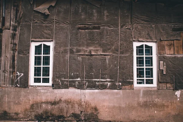 Zwei Fenster Einem Alten Verfallenen Gebäude — Stockfoto
