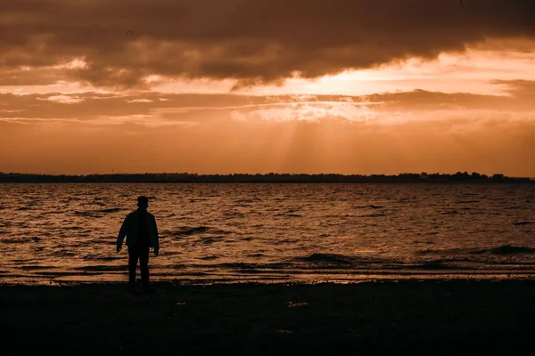 Die Silhouette Eines Mannes Strand Während Eines Lebhaften Sonnenuntergangs Späten — Stockfoto