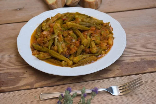 Kavanozda Bamya Favori Geleneksel Yunan Yemeği — Stok fotoğraf