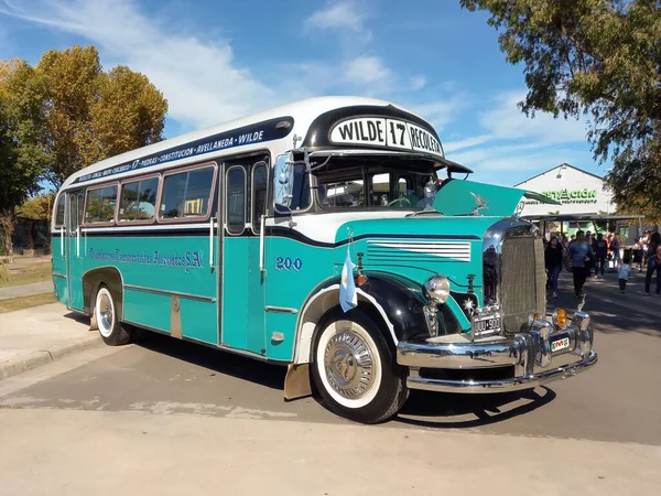 1972年为布宜诺斯艾利斯的公共客运服务的老旧的Aqua Mercedes Benz 911巴士 传统的丝瓜饰品 第17行Wilde Recoleta — 图库照片