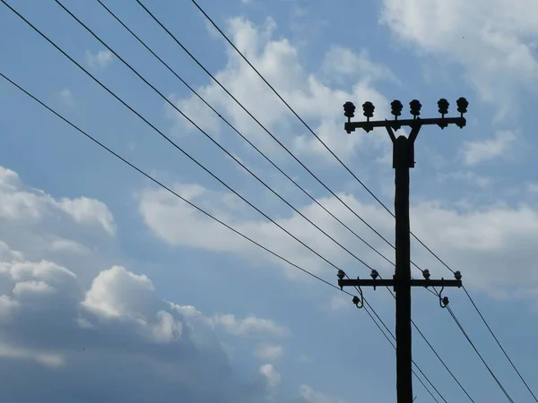 蓝天背景的旧电线杆和电线 — 图库照片