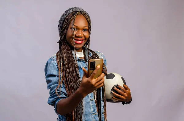 Uma Jovem Africana Segurando Smartphone Bola Fazendo Apostas Esportivas Line — Fotografia de Stock