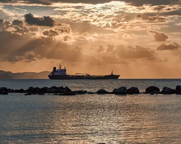 看夕阳西下的大海和一艘大船 — 图库照片