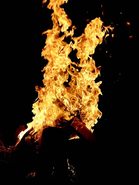 배경을 불붙은 통나무 — 스톡 사진