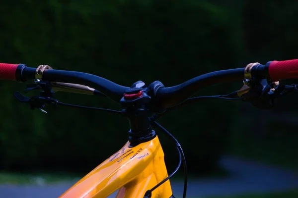 Nahaufnahme Eines Schwarzen Lenkers Auf Einem Gelben Fahrrad — Stockfoto