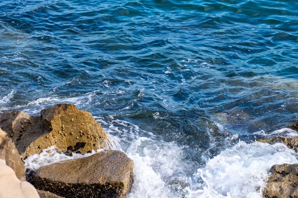 Mořské Přílby Skále Pobřeží Costa Del Sol Vyplavené Mořskými Vlnami — Stock fotografie