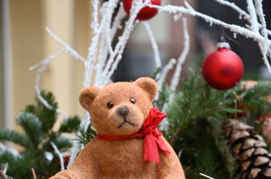 Noel ağacındaki sevimli bir oyuncak ayının yakın plan fotoğrafı.