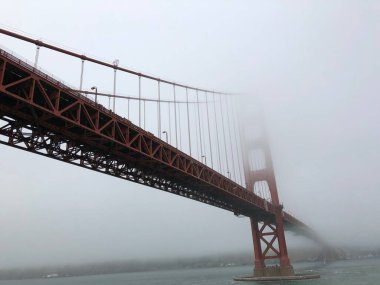 San Francisco, Kaliforniya 'daki Golden Gate Köprüsü, ABD sisli bir günde