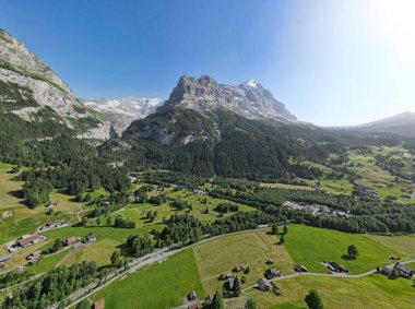 İsviçre 'deki Grindelwald Köyü' nden Eiger 'in güzel panoramik manzarası. .