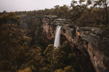 Bulutlu bir günde Tianjara Şelalesi.