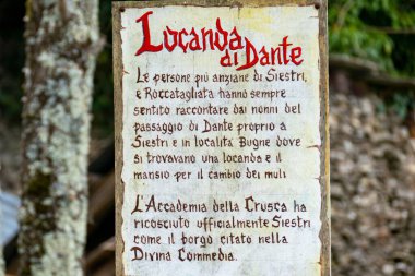 Dante Alighieri 'nin Inn' deki kırmızı metnin tercümesinden bahseden İtalyan yazılı bir panel.