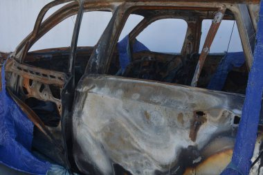 Etrafında mavi bir bez parçalanmış bir araba.