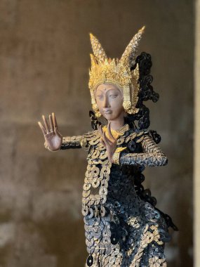 Endonezya 'daki Bali Oteli' nde dini bir heykelin dikey çekimi