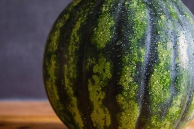 Karpuz kablosu koyu bir arkaplan kapatır