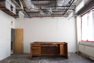 Eski ahşap masalı boş ve kirli bir odada havalandırma sistemi.