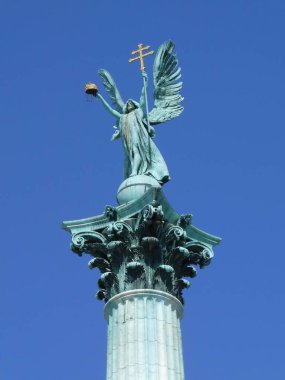 Budapeşte, Macaristan, 15 Eylül 2019. - Başmelek Gabriel 'in heykeli Heroes Meydanı' nın ana heykeli, Macar kutsal tacı ve haç taşır.