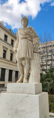 Yunanistan 'da bir parkta Perikles' in beyaz heykelinin dikey çekimi