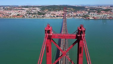 Portekiz, Lizbon 'a giden Tagus nehri üzerindeki 25. Abril Köprüsü.
