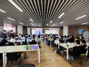 Öğrencilerin talimat aldığı bir STEAM sınıfı