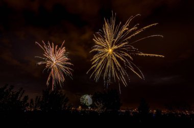 Montana 'da gece gökyüzünde uzun süre havai fişek gösterisi