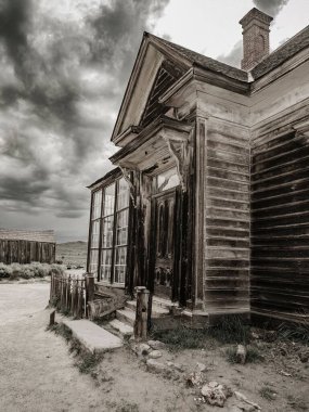 Bodie State Historic Park, Kaliforniya 'daki tek renkli eski bir binanın dikey görüntüsü.