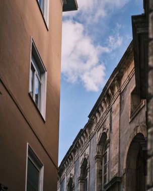 Üst katların ve eski binaların çatılarının alçak açılı görüntüsü.