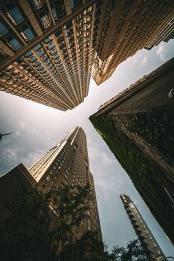 Gökdelenlerin dikey alçak açılı görüntüsü