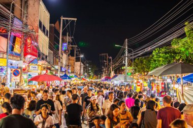 Chiang Mai Tayland ve Güneydoğu Asya 'daki Gece Pazarı' ndaki insanlar