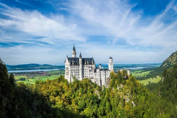 Ein Malerischer Blick Auf Schloss Neuschwanstein Vor Grüner Landschaft Deutschland — Stockfoto