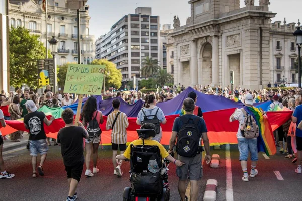 Foto Manifestantes Desfile Del Orgullo Gay Sosteniendo Una Pancarta Lgbt —  Fotos de Stock