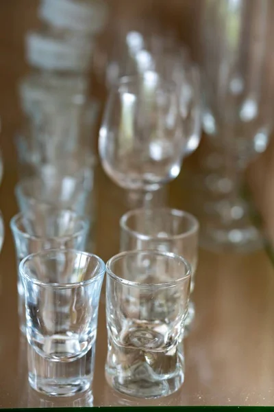 木製のテーブルの上にワインとショットグラスの選択的なフォーカスショット — ストック写真