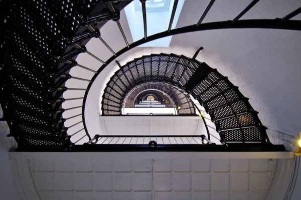 Plano Bajo Ángulo Del Diseño Escaleras Dentro Edificio Moderno —  Fotos de Stock