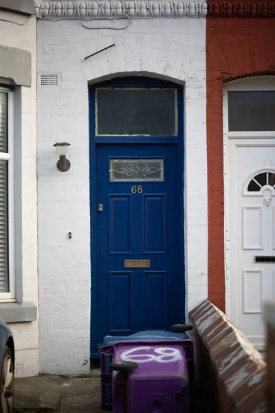 住宅の青いドアの垂直ショット — ストック写真