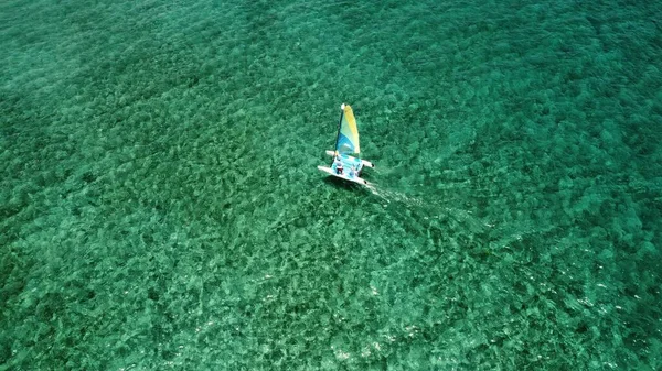 Tiro Ângulo Alto Barco Vela Água Mar Azul Turquesa — Fotografia de Stock