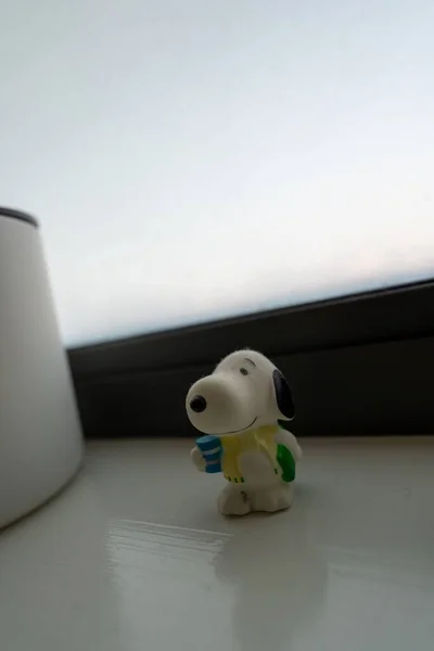Ένα Κοντινό Πλάνο Του Μικρού Μοντέλου Snoopy Dog Τοποθετείται Στο — Φωτογραφία Αρχείου