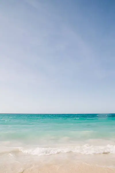 Een Verticaal Schot Van Een Groene Blauwe Zee Onder Een — Stockfoto