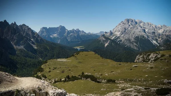 Panoramatický Výhled Švýcarské Údolí Obklopeno Horami Bezmračného Dne — Stock fotografie