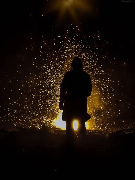 Şenlik Ateşine Işıltılarla Bakan Bir Erkeğin Dikey Silueti — Stok fotoğraf