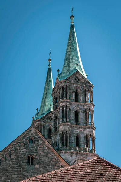 Telhado Torre Uma Igreja Velha Contra Céu Azul Claro — Fotografia de Stock