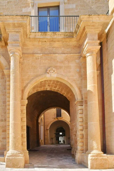 Vstup Vznešeného Paláce Uggiano Středověké Vesnice Oblasti Puglia — Stock fotografie