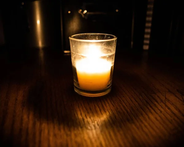 Крупним Планом Маленька Свічка Скляній Чашці Дерев Яному Столі — стокове фото