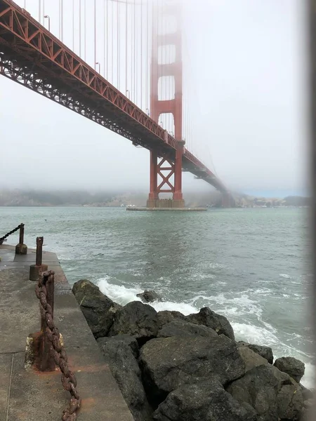 Disparo Vertical Del Puente Golden Gate San Francisco California Envuelto —  Fotos de Stock