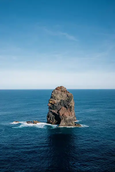 Uma Imagem Vertical Uma Rocha Sair Mar Madeira Portugal — Fotografia de Stock