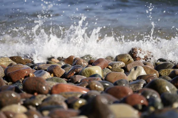 Ondas Espumosas Mar Salpicando Sobre Pedras Dia Ensolarado — Fotografia de Stock