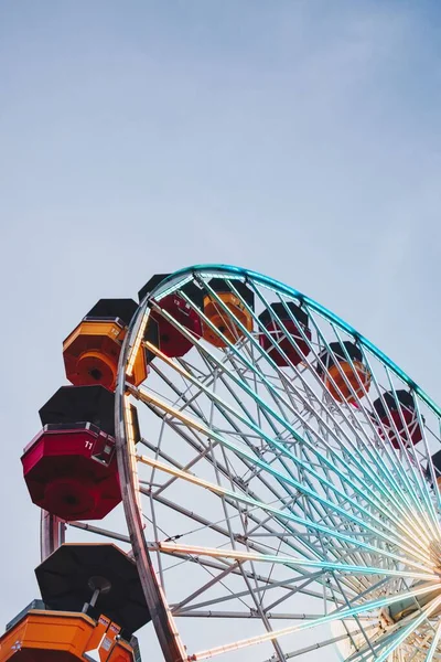 Una Vista Vertical Colorido Carrusel Sobre Fondo Azul Del Cielo —  Fotos de Stock