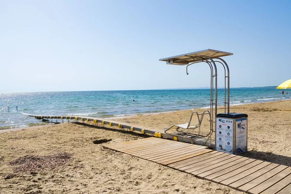 Sistema Sedie Rotelle Sulla Spiaggia Che Consente Disabili Accedere Mare — Foto Stock