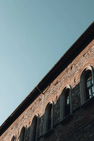 Colpo Verticale Angolo Basso Una Vecchia Facciata Con Archi Contro — Foto Stock