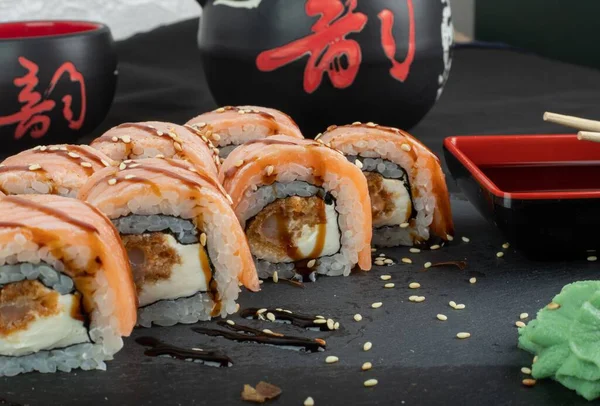 Een Close Shot Van Verse Sushi Broodjes Een Zwarte Lei — Stockfoto