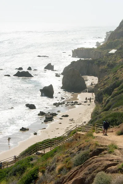 海滩和楼梯上有大石头通往海滩的海滨纵断面照片 — 图库照片